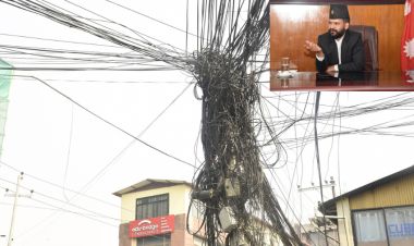 पोलबाट अनावश्यक तार हटाउन काठमाडौँ महानगरको १५ दिने अल्टिमेटम 