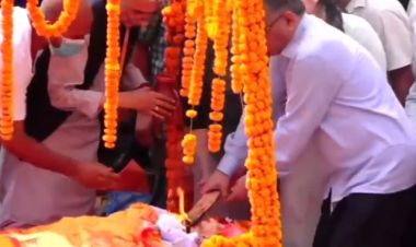 राजकीय सम्मानसहित सीता दाहालको अन्त्येष्टि, प्रचण्डसहित दुई छोरीले दिए दागबत्ती