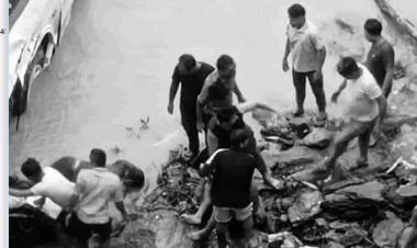 यात्रुवाहक बस त्रिशुलीमा खस्यो, ८ जनाको मृत्यु