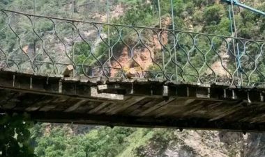 बैतडीकाे डेढ सय वर्ष पुरानाे झाेलुङगे पुल मर्मत गरिदै, झुलाघाट नाका बन्द