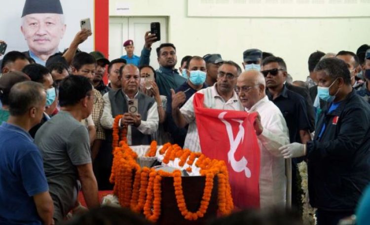 सुवासको पार्थिव शरीर पार्टी कार्यालय च्यासलमा, अध्यक्ष ओलीले ओढाए झण्डा