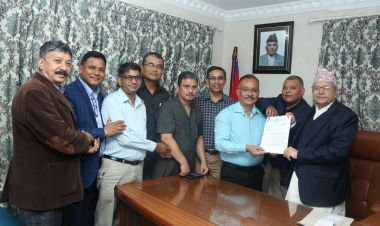 सभामुख घिमिरेलाई औषधि व्यवसायी संघले बुझाए ज्ञापन पत्र