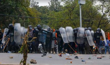 गौशालामा दुर्गा प्रसाईं समूहको प्रदर्शन, प्रहरीले गर्‍यो अश्रुग्यास प्रहार