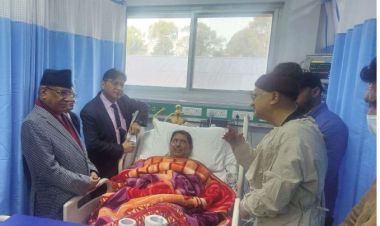 उपप्रधानमन्त्री श्रेष्ठको स्वास्थ्य अवस्था बुझ्न अस्पताल पुगे प्रधानमन्त्री दाहाल