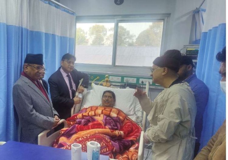 उपप्रधानमन्त्री श्रेष्ठको स्वास्थ्य अवस्था बुझ्न अस्पताल पुगे प्रधानमन्त्री दाहाल