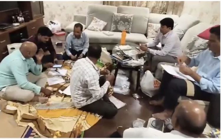 १६० करोड अबैध सम्पति कमाउने भारतीय कर्मचारीको घरमा छापा