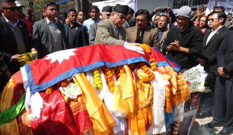 प्रधानमन्त्रीद्वारा भक्तराज आचार्यको पार्थीव शरीरमा राष्ट्रिय झन्डा ओढाए सम्मान व्यक्त