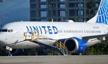 धावनमार्गमा युनाइटेड एयरलाइन्सको विमानमा आगलागी
