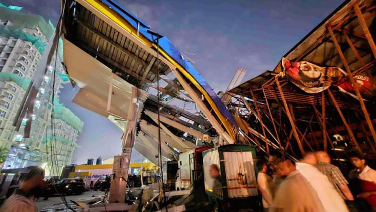  मुम्बईमा आँधीः होर्डिङ बोर्ड ढल्दा १४ जनाको मृत्यु