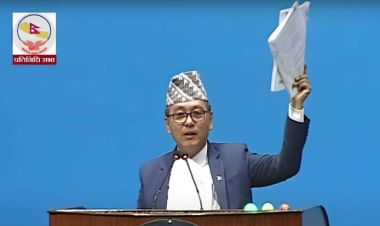 अध्यक्ष लिङ्देनले रोष्ट्रममै उभिएर च्याते भौतिक मन्त्रालयको बजेट पुस्तिका 