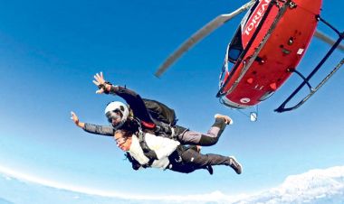 पोखरामा पहिलो पटक नेपाली प्रशिक्षकद्वारा स्काइ डाइभिङ सुरू, कति लाग्छ शुल्क ?