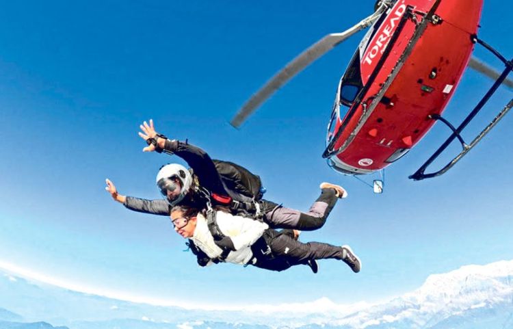 पोखरामा पहिलो पटक नेपाली प्रशिक्षकद्वारा स्काइ डाइभिङ सुरू, कति लाग्छ शुल्क ?