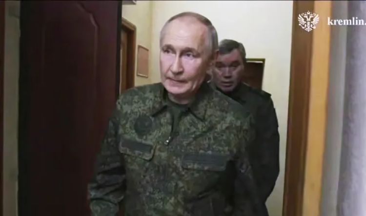 सेनाको पोशाकमा युद्धग्रस्त कुर्स्क क्षेत्रमा पुगे रुसी राष्ट्रपति पुटिन