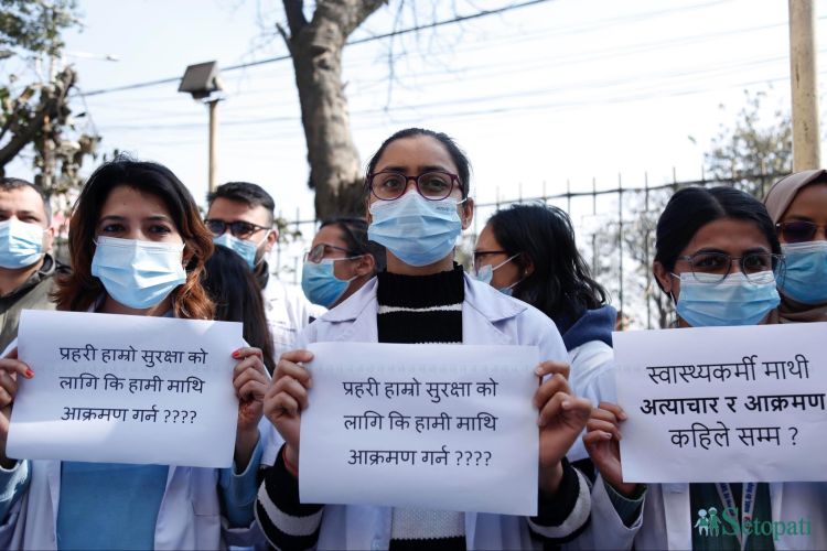  आन्दोलनरत चिकित्सकलाई नरोकेसम्म भत्ता नदिने मेडिकल कलेज सञ्चालकको धम्की 