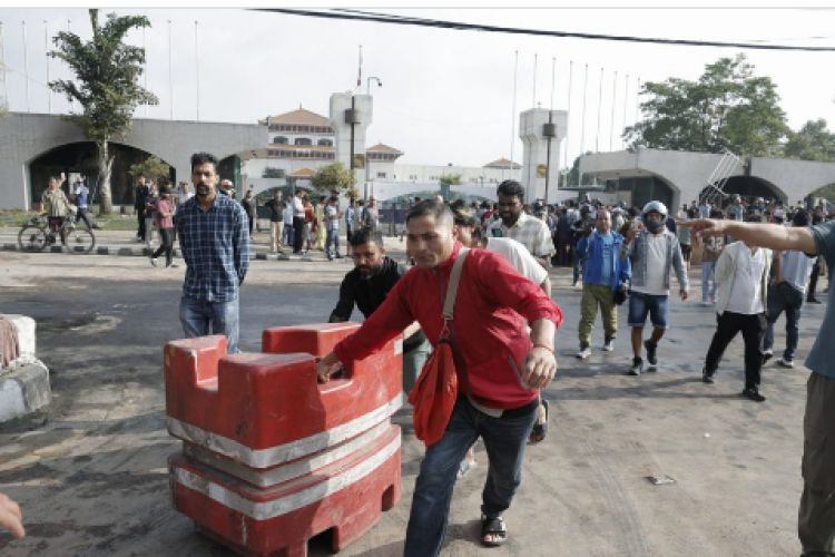 जेनजीहरुले सुरु गरे कर्फ्यु आदेश अवज्ञा गर्दै संसद भवन अगाडि प्रदर्शन